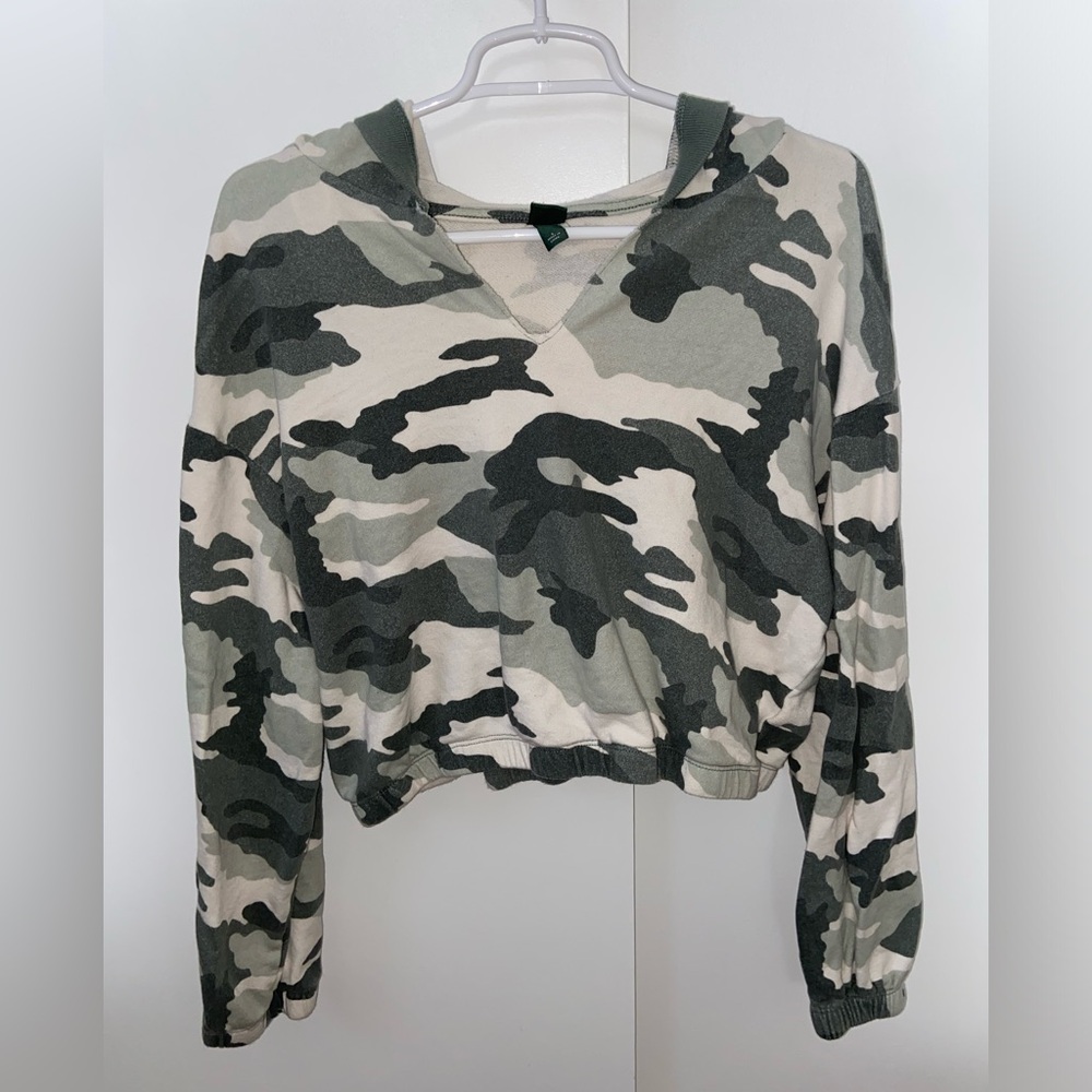 Women’s hooded Camo Cropped Sweatshirt, Size: L